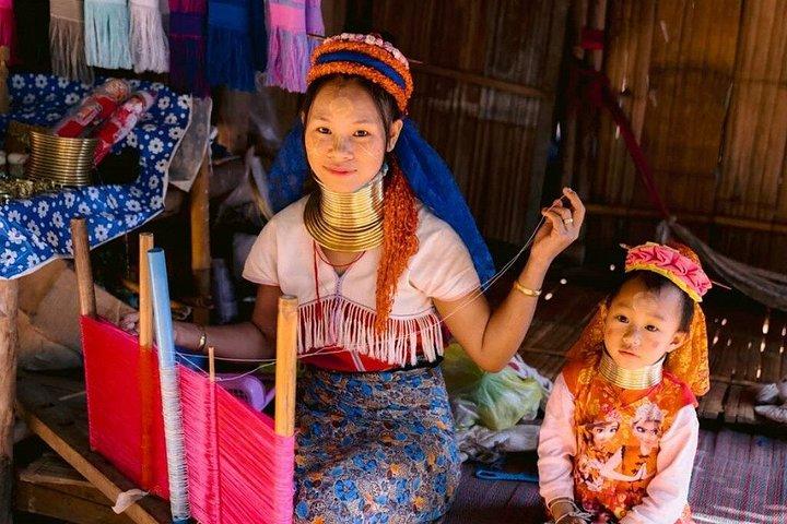 チェンライの 3 つの寺院を巡る 1 日白、青、大仏寺院