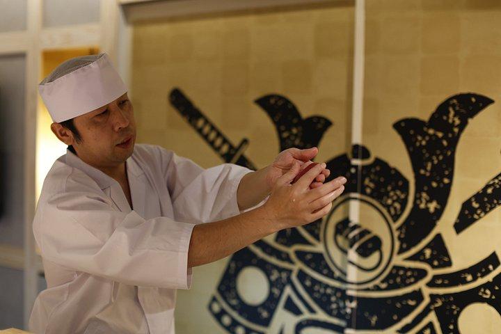浅草でシェフパフォーマンスで贅沢サムライ寿司体験
