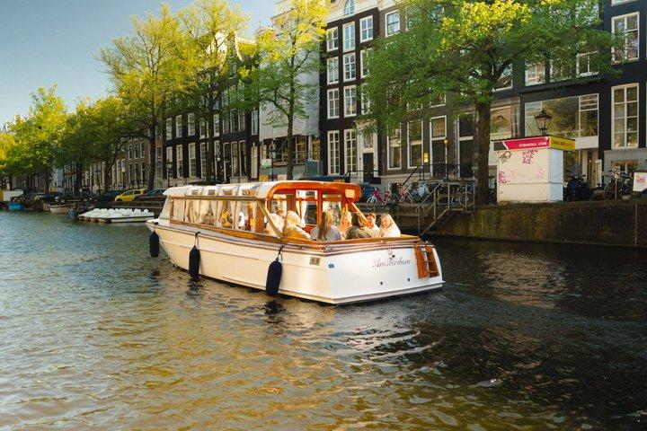 Private Cruise Original Saloonboat in Amsterdam, drinks included