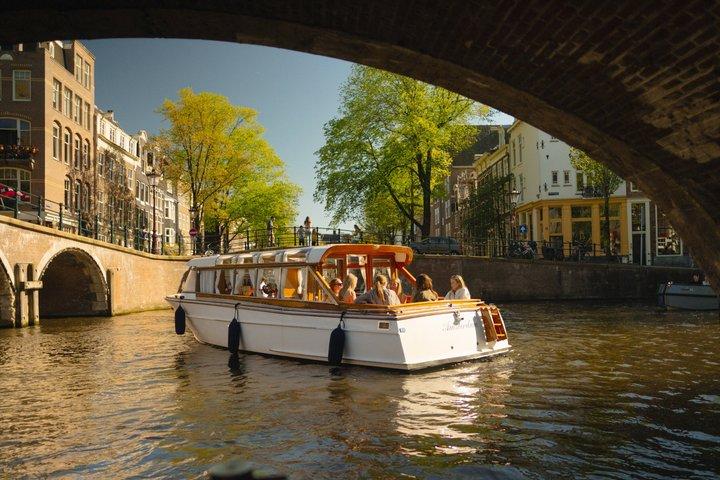 Private Cruise Original Saloonboat in Amsterdam, drinks included