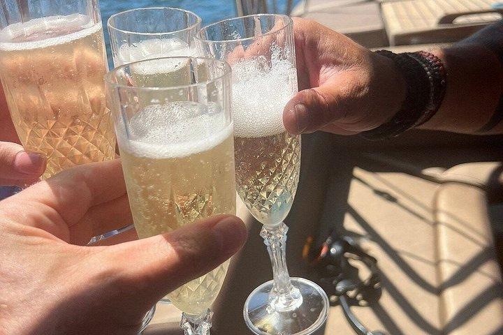 3.5時間プライベートロードスサンセット＆ワインセーリングツアー