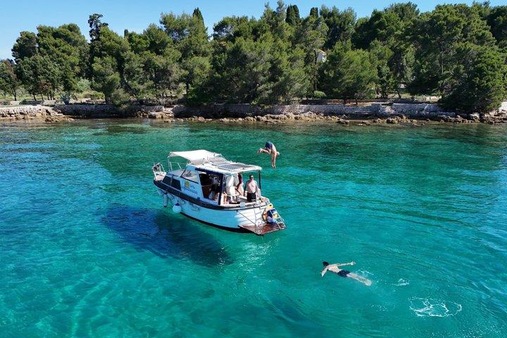 Båttur i Zadar: Dolda vikar och färsk dalmatisk måltid ombord