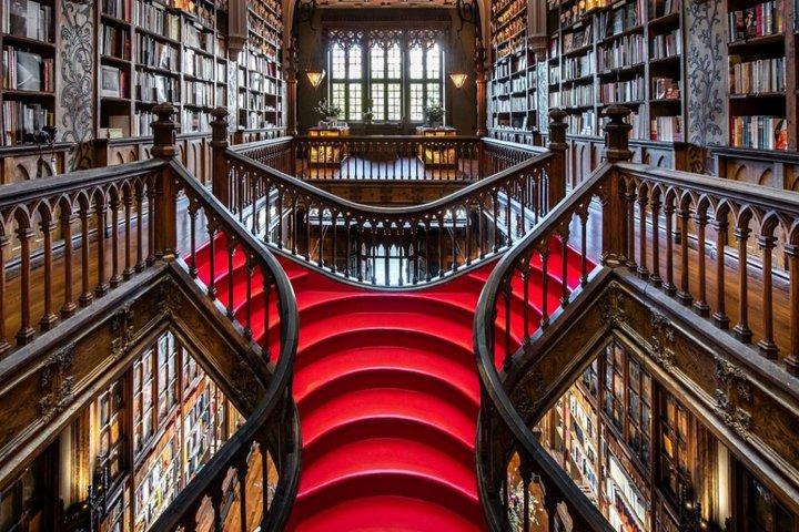 Toegangskaartje voor de Lello-boekhandel en een boottocht op de Douro-rivier.