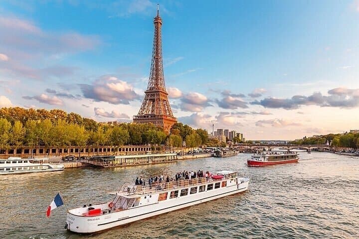 Paris Seine River Sightseeing Cruise with Commentary by Bateaux