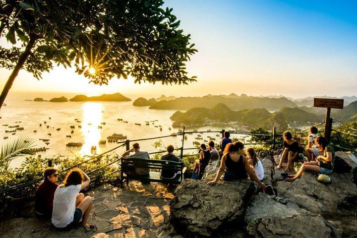 Privat bil: Ninh Binh (Tam Coc, Trang An) til Cat Ba ø