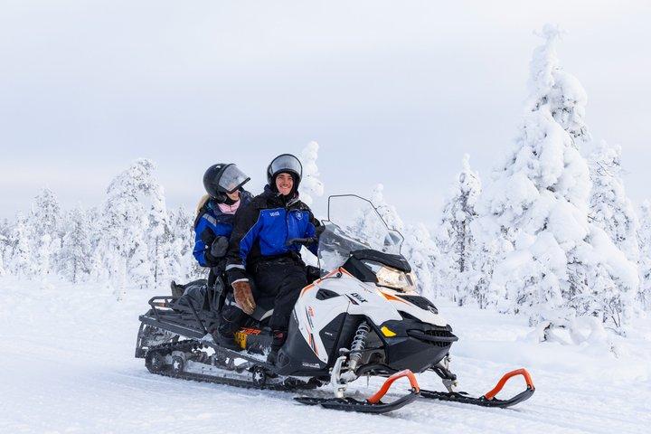 スノーモービル運転体験 - ロヴァニエミ