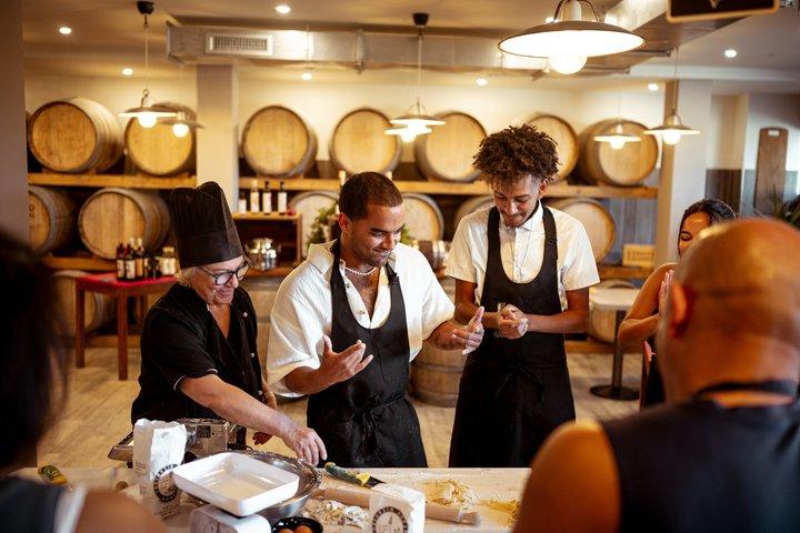 Mañana Toscana : Elaboración de Pastas con Almuerzo & Cata de Vinos en Chianti