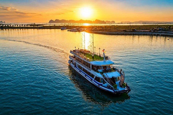 From Hanoi: Halong Bay Day Cruise with Titop Island, Kayak, Cave