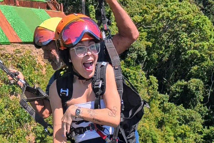 自然やビーチを一望できるリオ・サン・コンラードでのパラグライダー