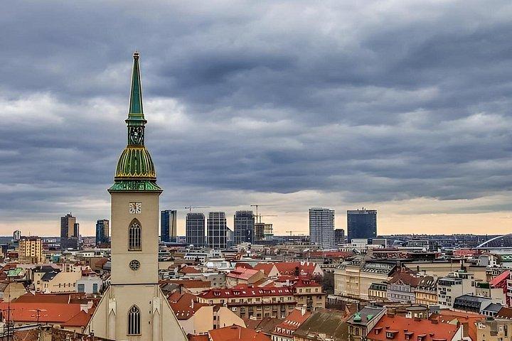 Excursão privada à cidade e ao castelo de Bratislava com Sebastian