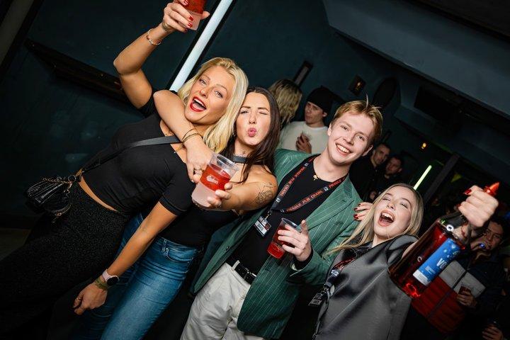 Praga Pub Crawl com bebidas ilimitadas e entrada do 5 Story Club