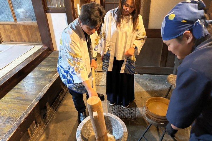 Kyoto : Mochi Pounding Experience & Tea Ceremony