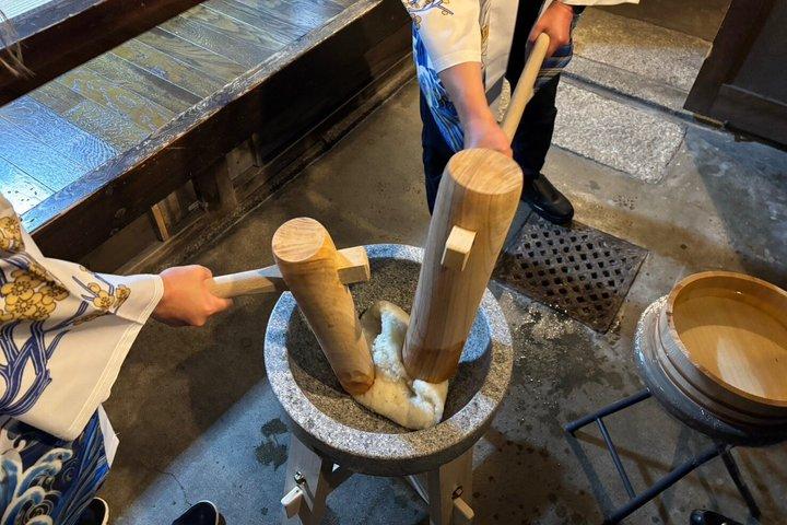 Kyoto : Mochi Pounding Experience & Tea Ceremony