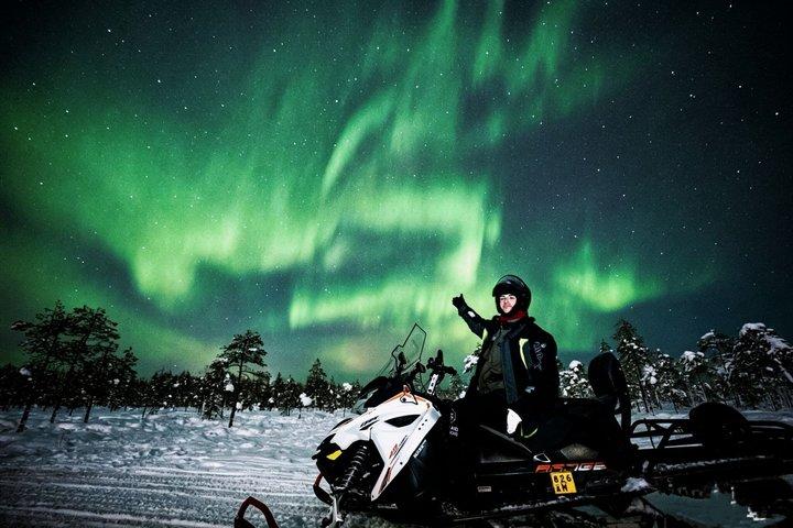 Jæger nordlys af Snowmobile - Rovaniemi