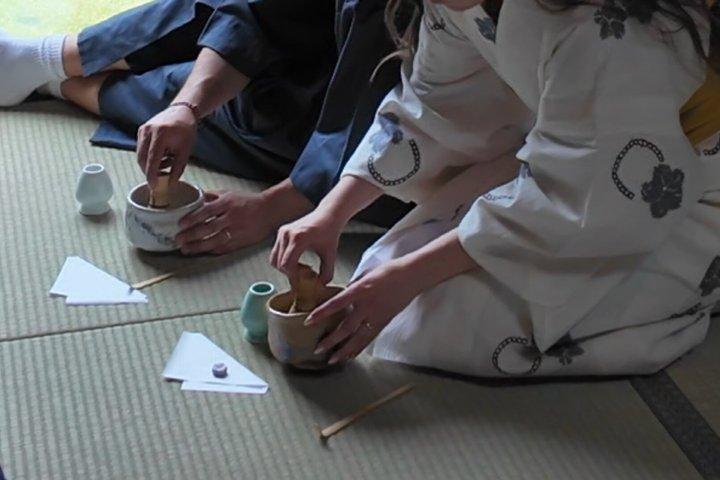 Cérémonie du thé 100% privée, calligraphie et kimono à Kyoto