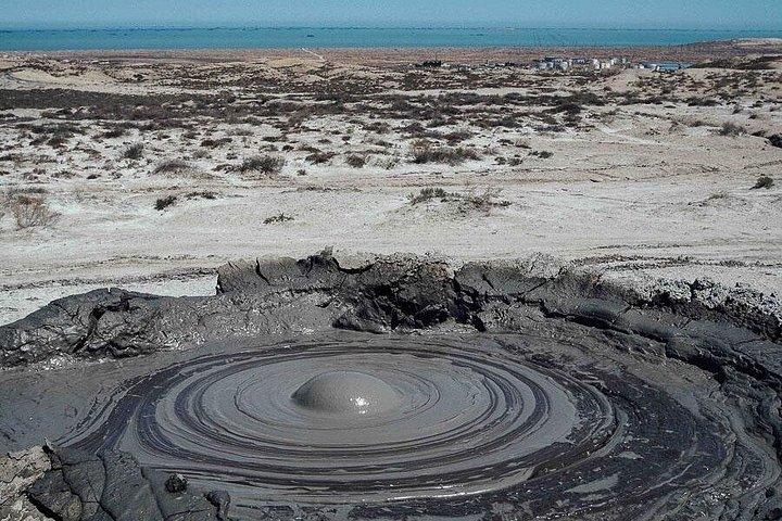 ゴブスタン国立公園の岩の彫刻と泥火山を発見