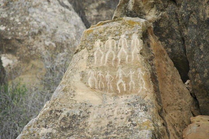 ゴブスタン国立公園の岩の彫刻と泥火山を発見