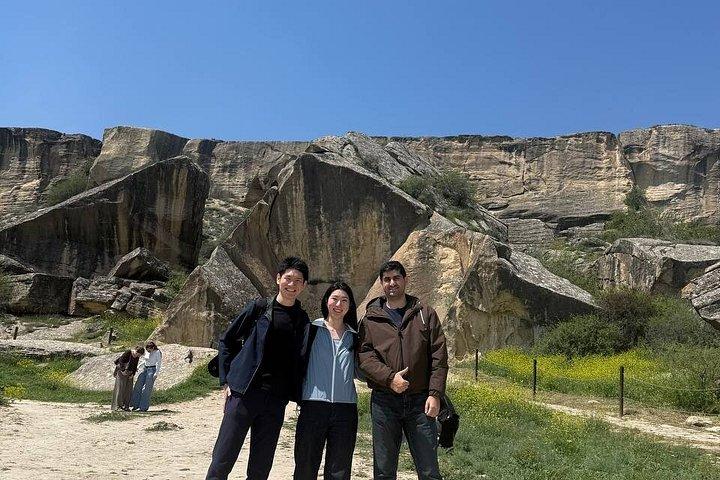 ゴブスタン国立公園の岩の彫刻と泥火山を発見