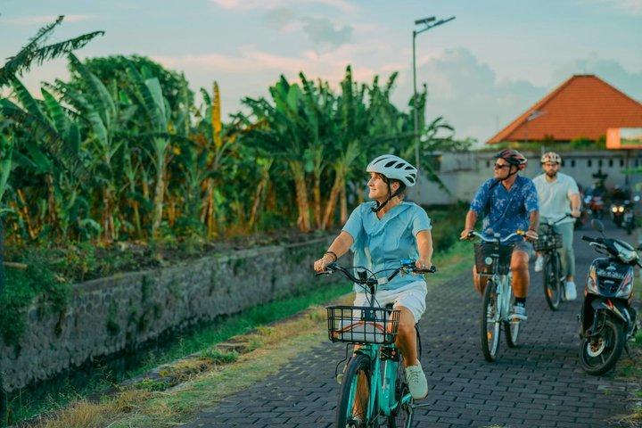 バリ島：市場、儀式、田園地帯を巡るサヌールサイクリングツアー