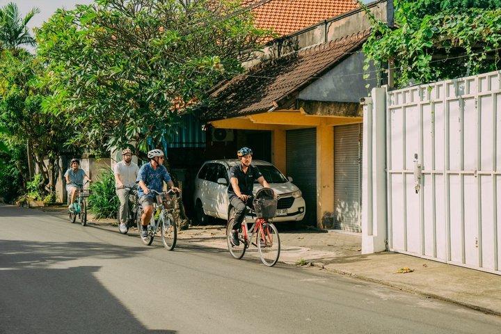 バリ島：市場、儀式、田園地帯を巡るサヌールサイクリングツアー