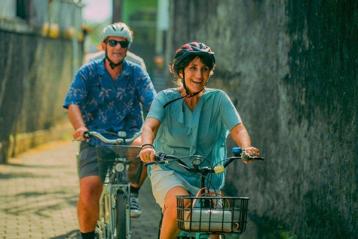 バリ島：市場、儀式、田園地帯を巡るサヌールサイクリングツアー