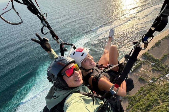 ウルワツとパンダワのバリタンデムパラグライダーとホテル送迎