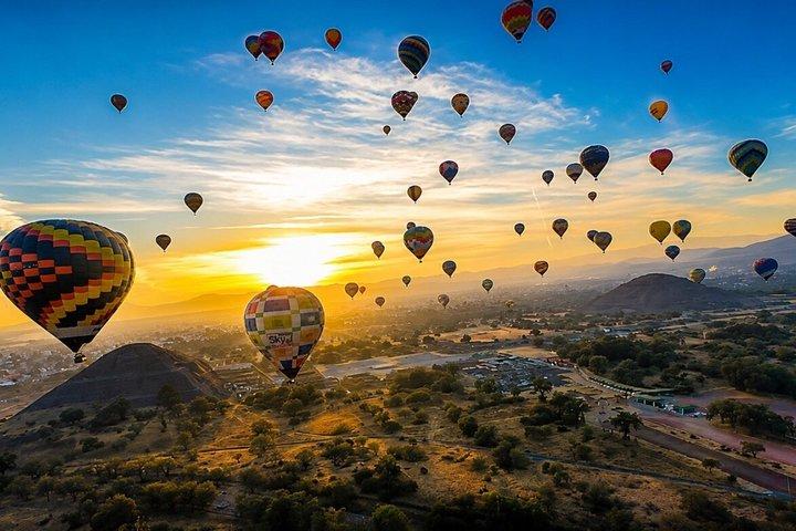 テオティワカン熱気球フライト（オールインクルーシブ）｜メキシコシティと洞窟での朝食