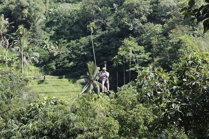 アラスティルタバリテガラランスイングジップラインと隠れた滝