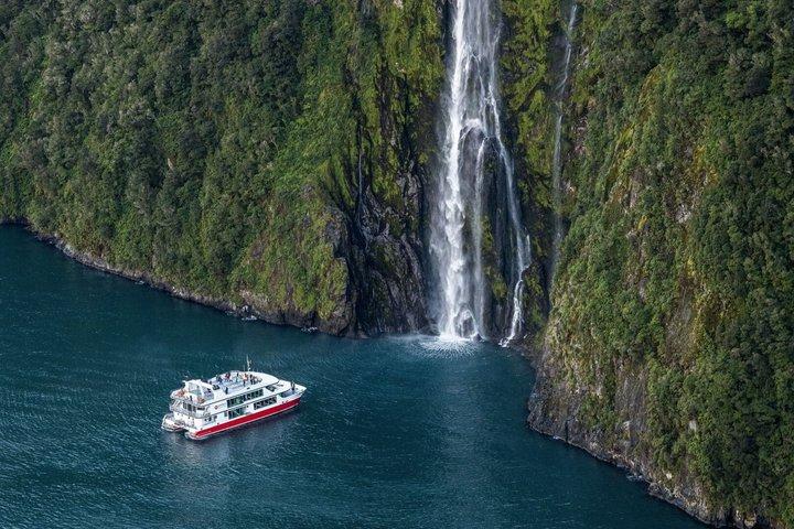 Milford Sound Coach & Cruise from Queenstown: Panoramic Views
