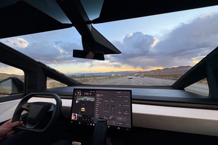 30 - ミニッツ・ドライビング・ツアー：Cybertruckでロサンゼルスを探索