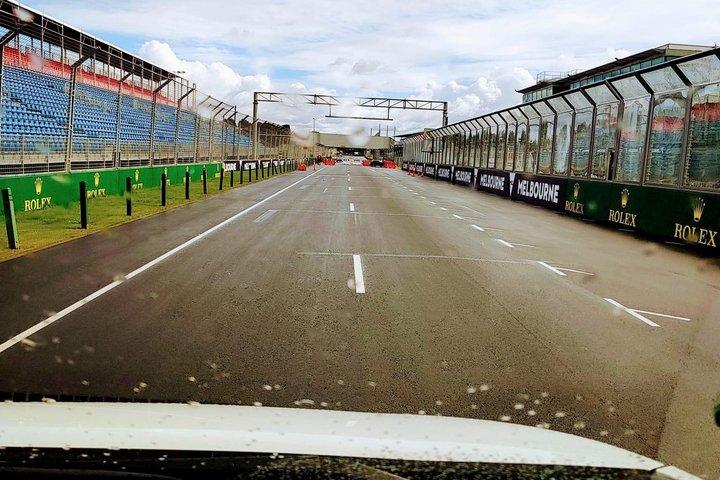 Small-Group Melbourne Walk and Drive Tour with Beach Boxes