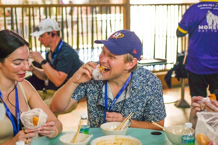 小グループ : ミシュランとローカルホーカーのフードツアー（9回の試飲付き）