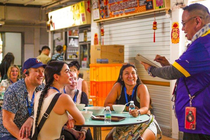 小グループ : ミシュランとローカルホーカーのフードツアー（9回の試飲付き）