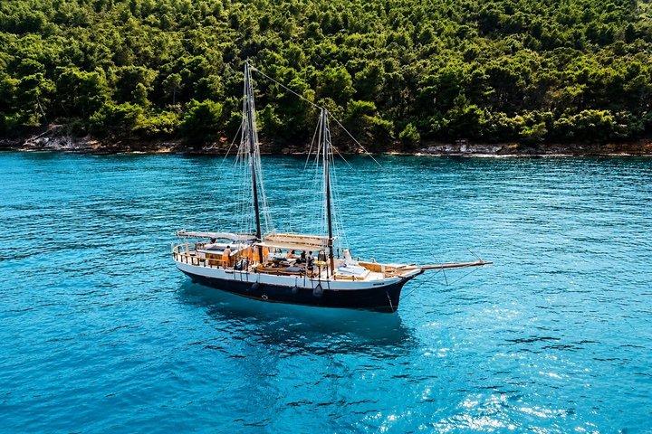Zadar: passeio de barco tradicional com vinho ilimitado e 3 paradas