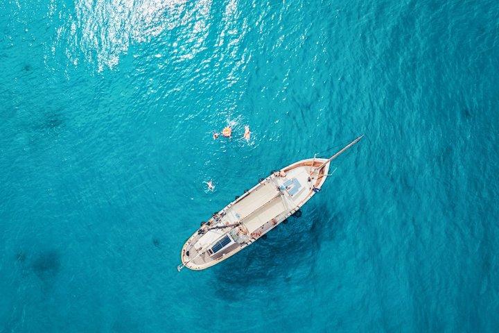 Zadar: passeio de barco tradicional com vinho ilimitado e 3 paradas