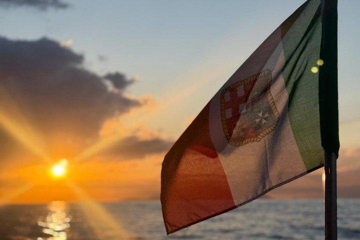 Crociera al tramonto a Capri, con Prosecco, Faraglioni e soste