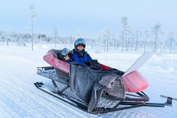 アイスフィッシングとスノーモービルの終日アドベンチャー-ロヴァニエミ