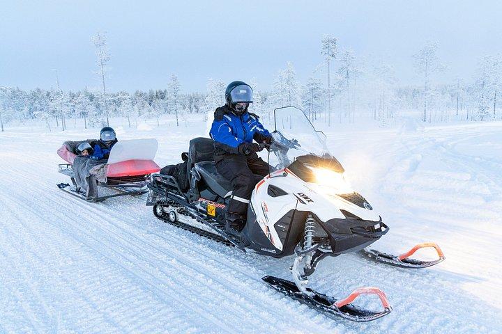 アイスフィッシングとスノーモービルの終日アドベンチャー-ロヴァニエミ