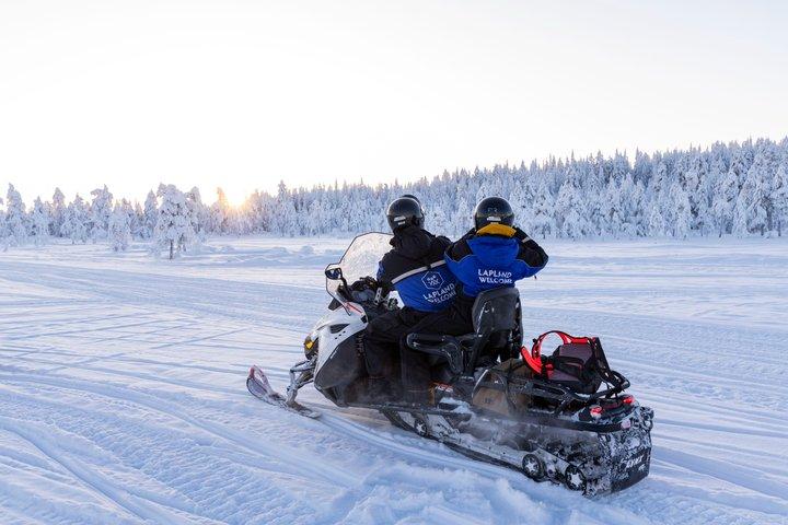 Aventura en moto de nieve de día completo con pesca en hielo - Rovaniemi
