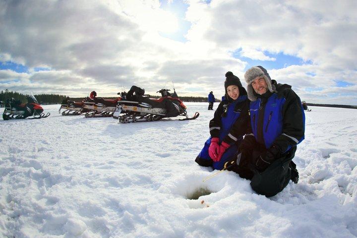 Aventura en moto de nieve de día completo con pesca en hielo - Rovaniemi