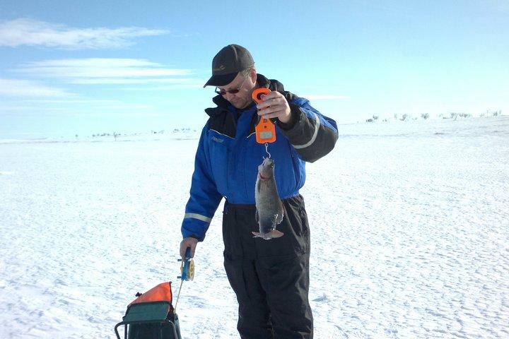 Día completo de motos de nieve y pesca en hielo - Saariselkä