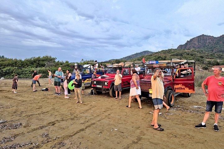 サンセットとビーチ パーティー、マルマリスのバーベキュー ディナー (4x4 ジープ) で泳ぐ