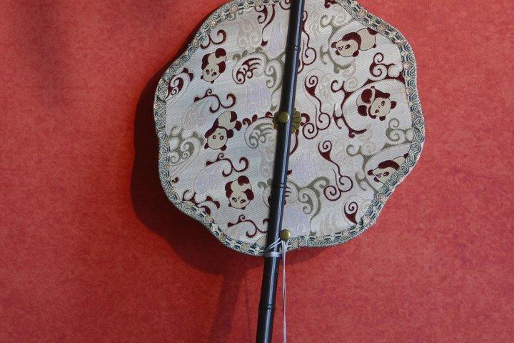 Chengdu Silk Fan Craft With Local Cultural Exchange