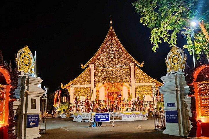 チェンマイ市内寺院とストリートフードトゥクトゥクツアー