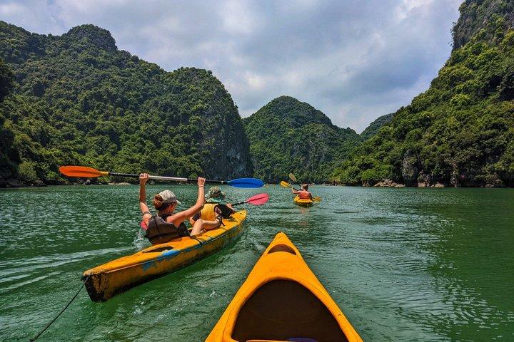 Ha Long Bay Cruise Tour met Kano, Kajakken, Titov Island