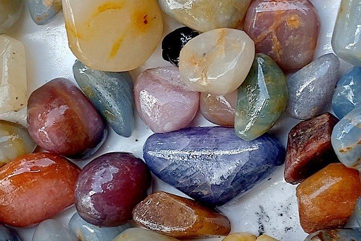 コロンボからラトゥナプラ（宝石の街）への宝石ツアー