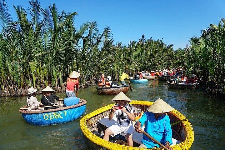 ホイアン古代の町ツアーランタンリリース、バスケットボートに乗って、