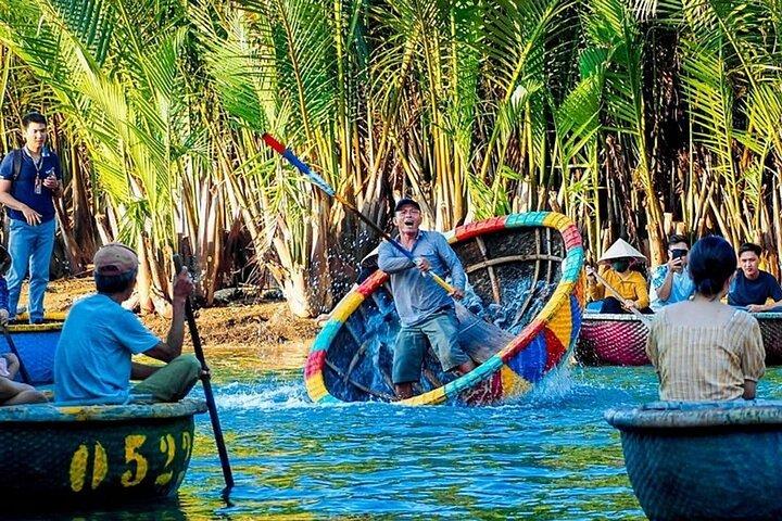 ホイアン古代の町ツアーランタンリリース、バスケットボートに乗って、