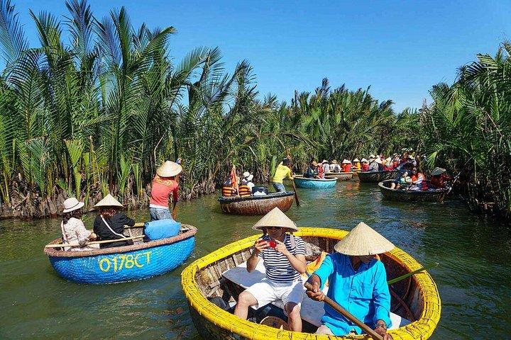 ホイアン古代の町ツアーランタンリリース、バスケットボートに乗って、
