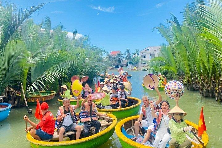 ホイアン古代の町ツアーランタンリリース、バスケットボートに乗って、